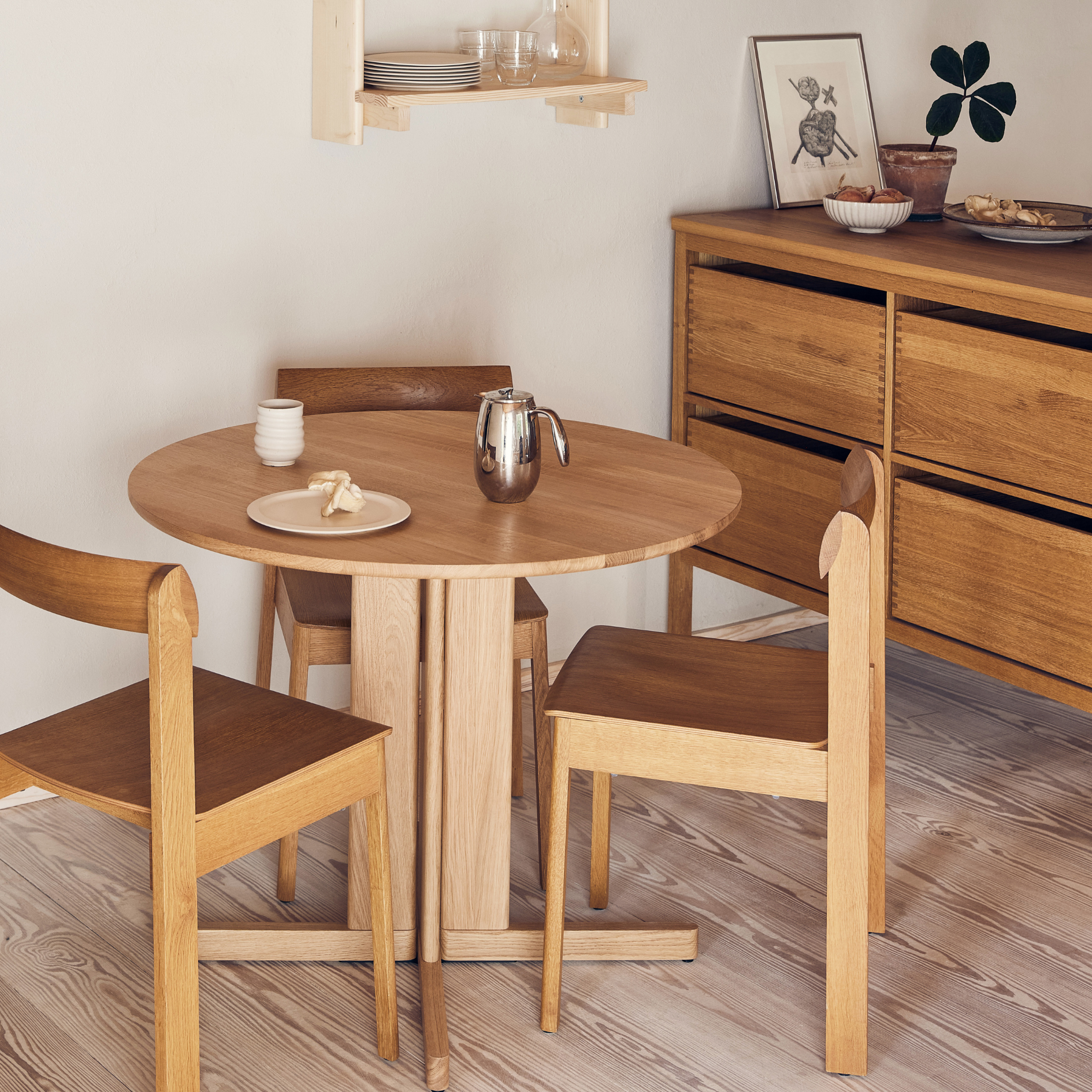 Trefoil Round Table Ø90